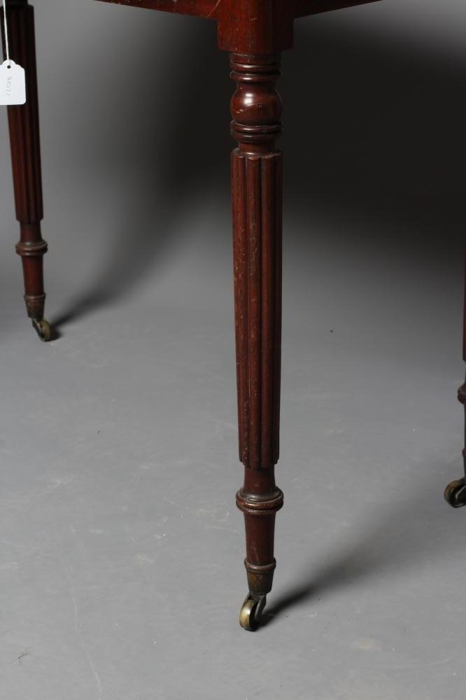 A GEORGIAN MAHOGANY TEA TABLE Image