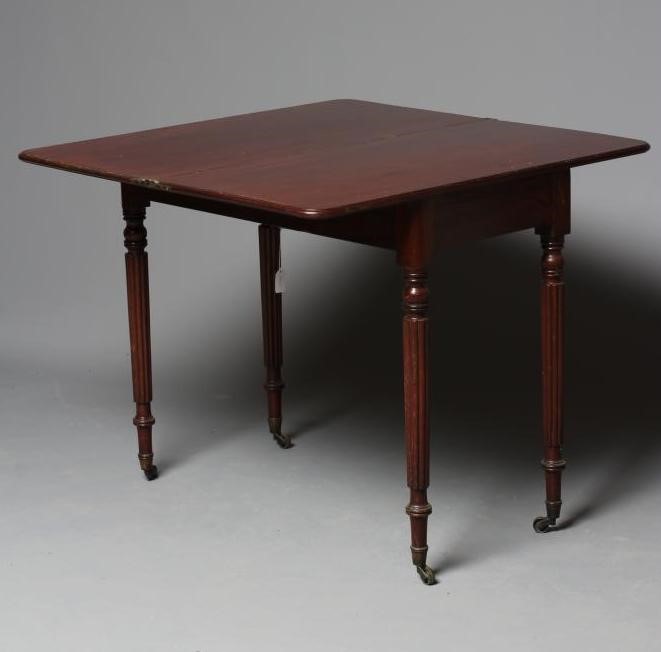 A GEORGIAN MAHOGANY TEA TABLE Image