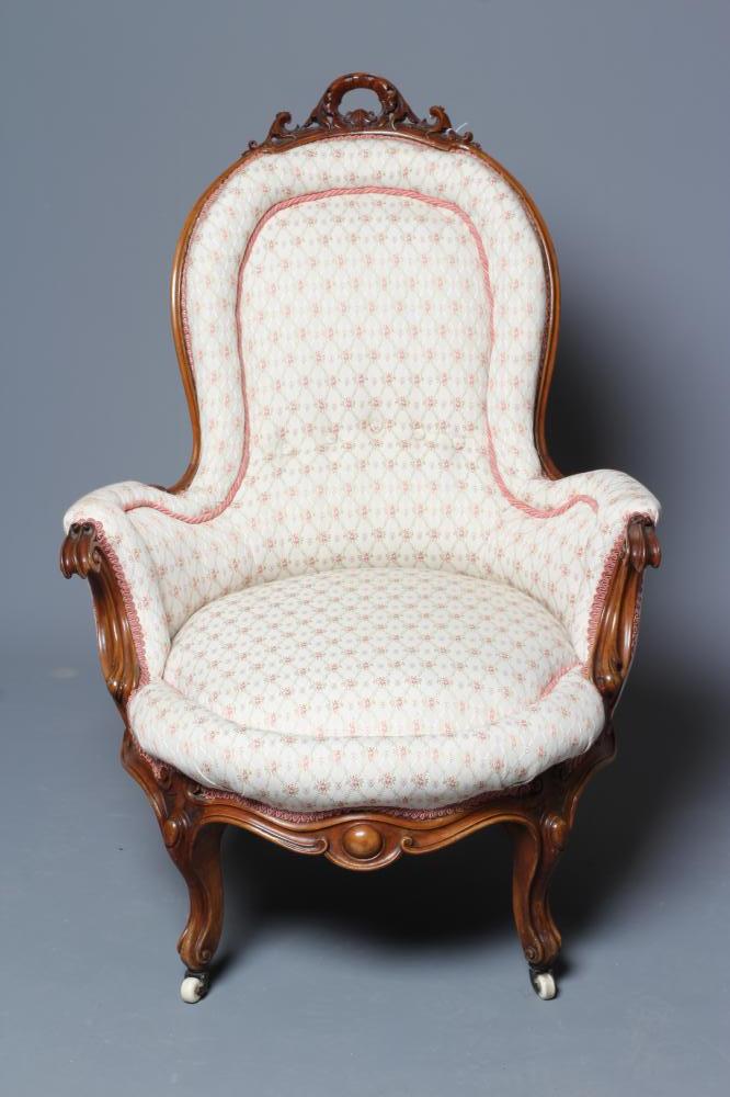 A VICTORIAN WALNUT SHOW FRAME SALON CHAIR Image