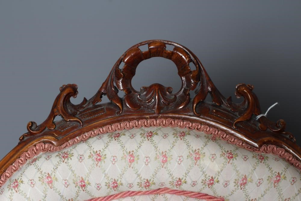 A VICTORIAN WALNUT SHOW FRAME SALON CHAIR Image