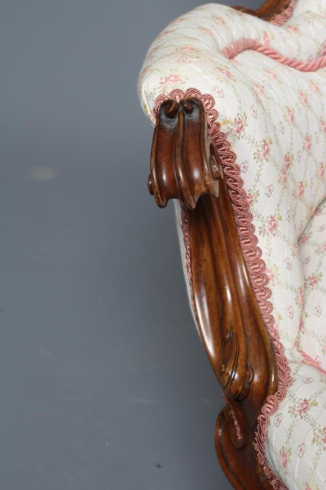 A VICTORIAN WALNUT SHOW FRAME SALON CHAIR Image