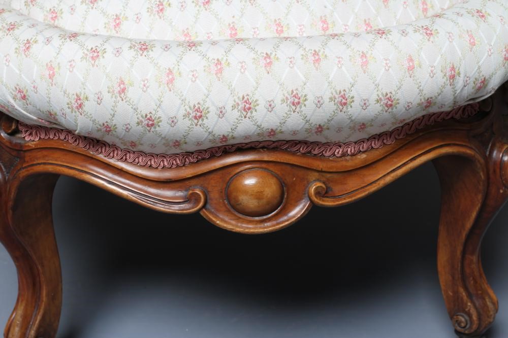 A VICTORIAN WALNUT SHOW FRAME SALON CHAIR Image