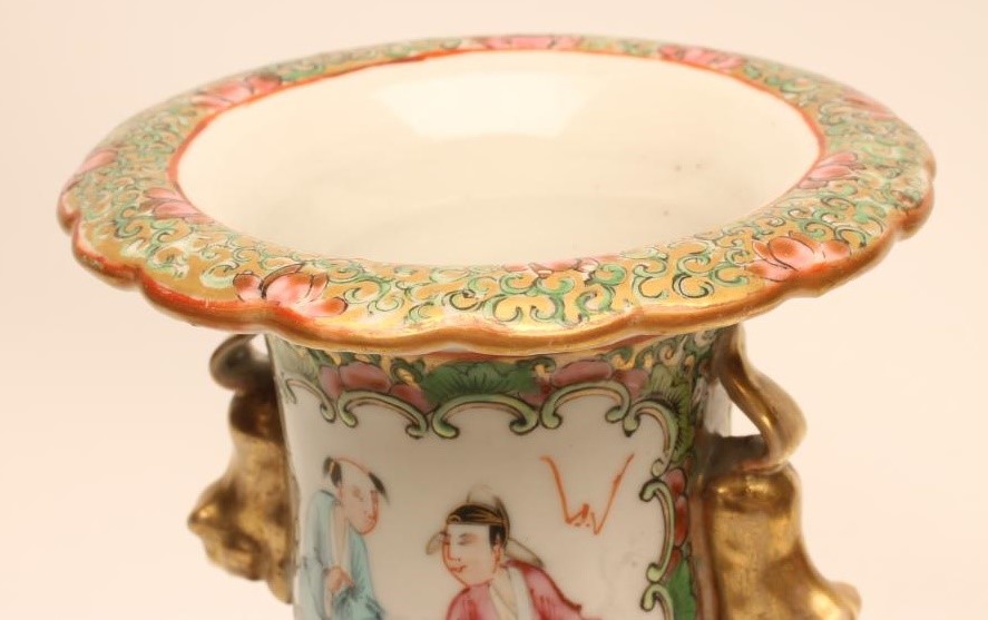 A CANTONESE PORCELAIN DISH of plain circular form Image
