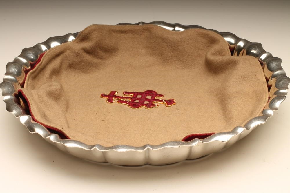 A SILVER STRAWBERRY DISH Image