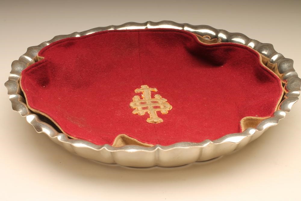 A SILVER STRAWBERRY DISH Image