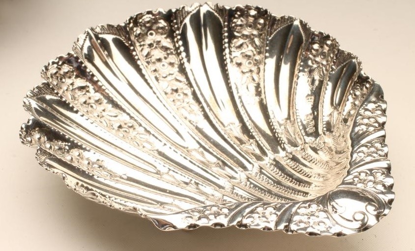 A LATE VICTORIAN SILVER BONBON DISH Image