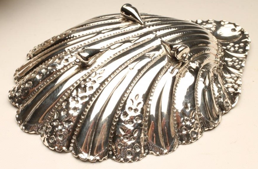 A LATE VICTORIAN SILVER BONBON DISH Image