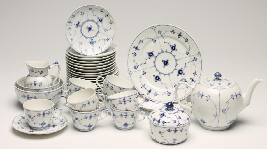 A ROYAL COPENHAGEN PORCELAIN TEA SERVICE painted in underglaze blue with the "Onion" pattern Image