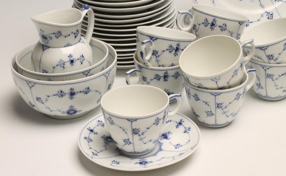 A ROYAL COPENHAGEN PORCELAIN TEA SERVICE painted in underglaze blue with the "Onion" pattern Image