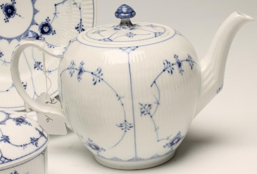 A ROYAL COPENHAGEN PORCELAIN TEA SERVICE painted in underglaze blue with the "Onion" pattern Image