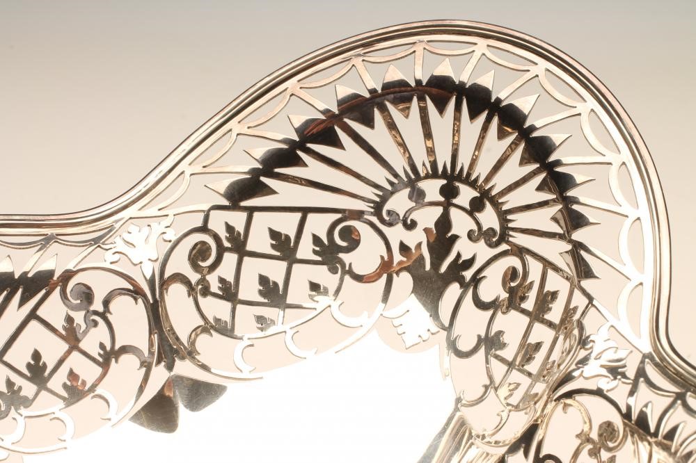 AN EDWARDIAN SILVER SWEETMEAT DISH Image