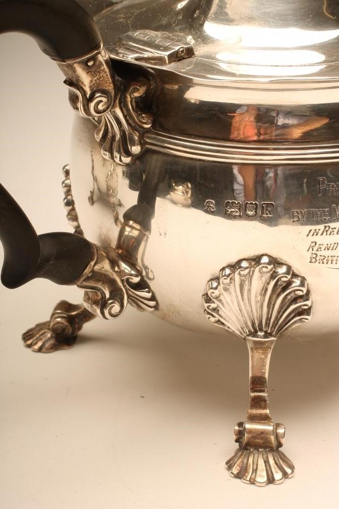 AN EDWARDIAN SILVER TEAPOT AND HOT WATER JUG Image
