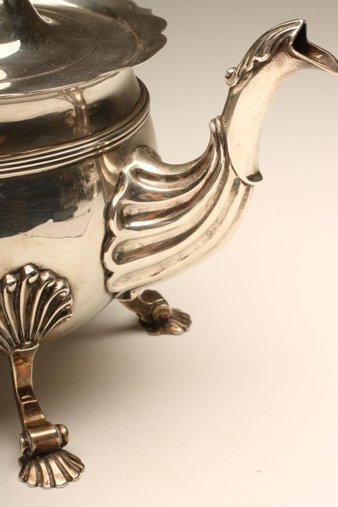 AN EDWARDIAN SILVER TEAPOT AND HOT WATER JUG Image