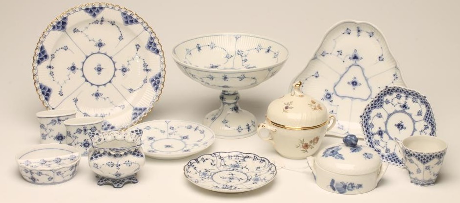 A COLLECTION OF ROYAL COPENHAGEN PORCELAIN TABLEWARE painted in underglaze blue with the "Onion" Image