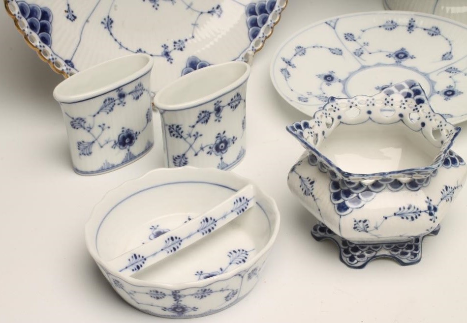 A COLLECTION OF ROYAL COPENHAGEN PORCELAIN TABLEWARE painted in underglaze blue with the "Onion" Image