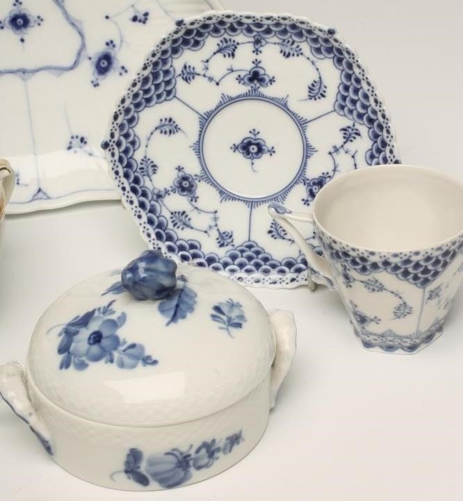 A COLLECTION OF ROYAL COPENHAGEN PORCELAIN TABLEWARE painted in underglaze blue with the "Onion" Image