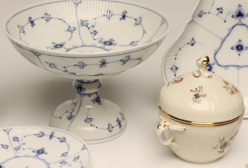 A COLLECTION OF ROYAL COPENHAGEN PORCELAIN TABLEWARE painted in underglaze blue with the "Onion" Image