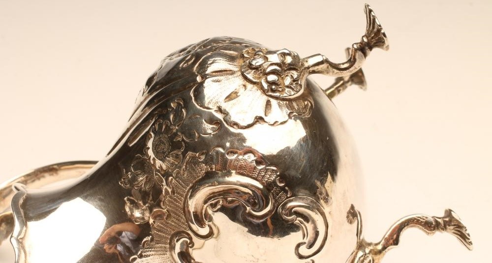 AN EARLY VICTORIAN SILVER MILK JUG Image