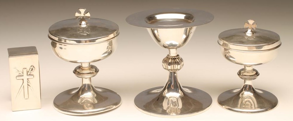 AN EDWARDIAN SILVER CHALICE AND MATCHED PATEN Image