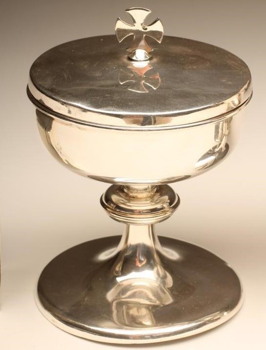 AN EDWARDIAN SILVER CHALICE AND MATCHED PATEN Image