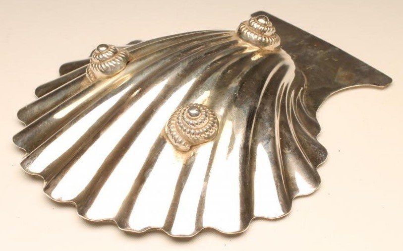 A GEORGE II SILVER BUTTER SHELL Image
