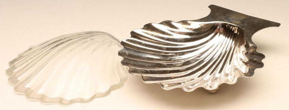 A GEORGE II SILVER BUTTER SHELL Image