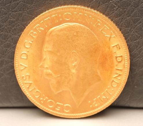A GEORGE V GOLD SOVEREIGN Image