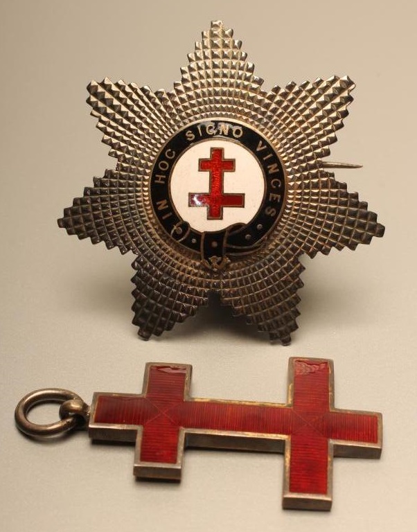 A KNIGHTS TEMPLAR LATE VICTORIAN SILVER AND ENAMEL BREAST BADGE Image