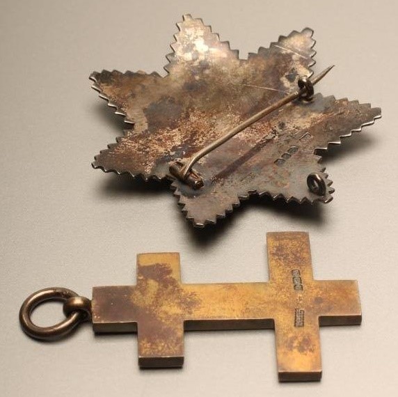 A KNIGHTS TEMPLAR LATE VICTORIAN SILVER AND ENAMEL BREAST BADGE Image