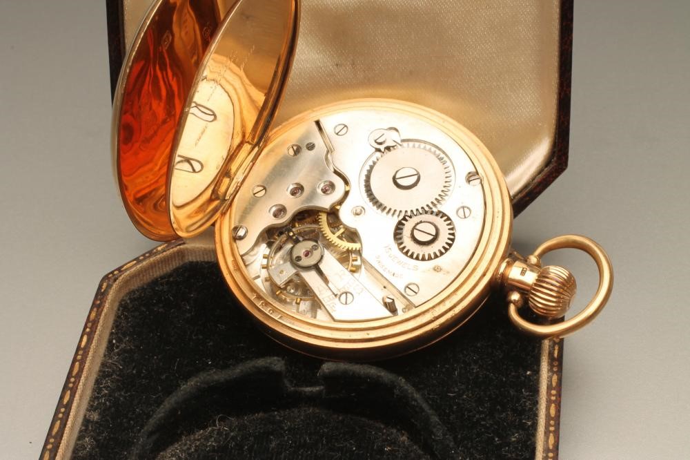 A 9CT GOLD TOP WIND POCKET WATCH Image