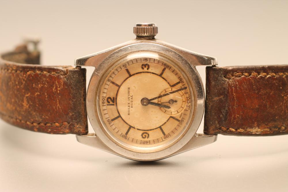 A MID SIZE ROLEX OYSTER ROYAL WRISTWATCH Image