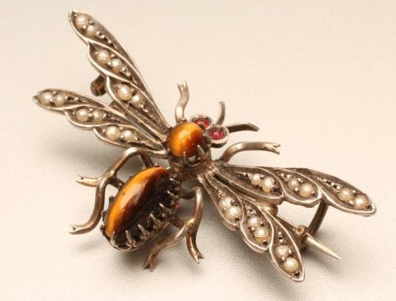 A NOVELTY MOTH BROOCH with polished tiger's eye body and head Image