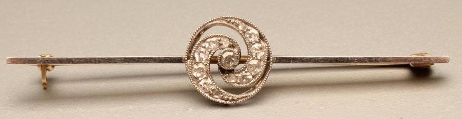 AN EDWARDIAN DIAMOND BAR BROOCH Image