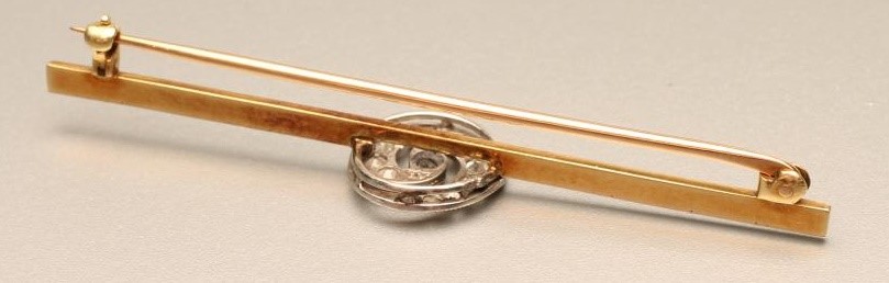 AN EDWARDIAN DIAMOND BAR BROOCH Image