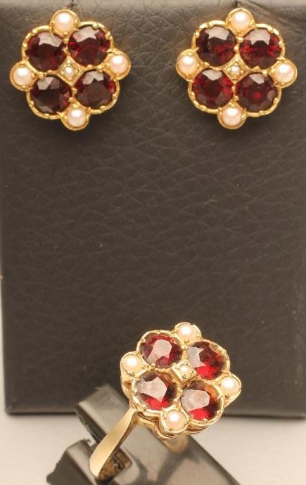 A GARNET AND PEARL CLUSTER RING WITH MATCHING EAR STUDS Image