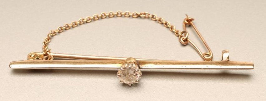 A SOLITAIRE DIAMOND BAR BROOCH Image