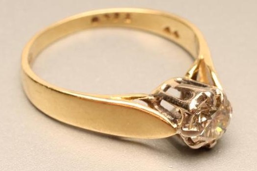 A SOLITAIRE DIAMOND RING Image