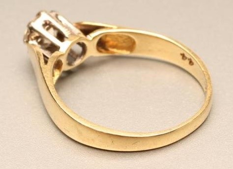 A SOLITAIRE DIAMOND RING Image