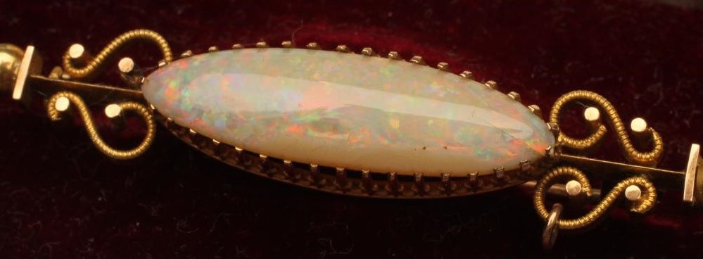 A VICTORIAN OPAL BROOCH Image