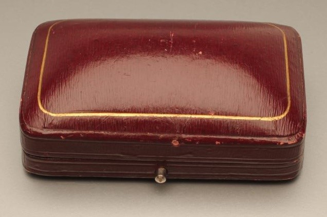 A VICTORIAN OPAL BROOCH Image