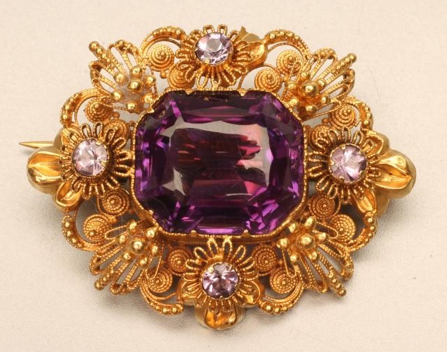 A VICTORIAN AMETHYST BROOCH Image