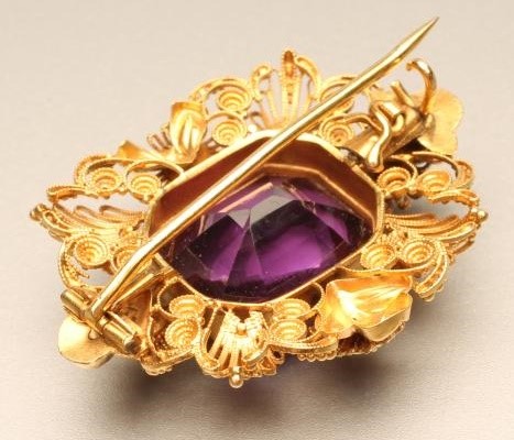 A VICTORIAN AMETHYST BROOCH Image