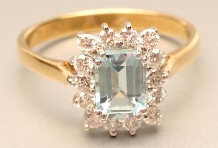 AN AQUAMARINE AND DIAMOND CLUSTER RING Image