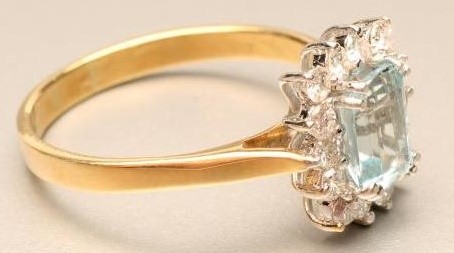 AN AQUAMARINE AND DIAMOND CLUSTER RING Image