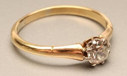 A SOLITAIRE DIAMOND RING Image