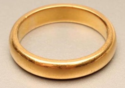 A 22CT GOLD WEDDING RING Image