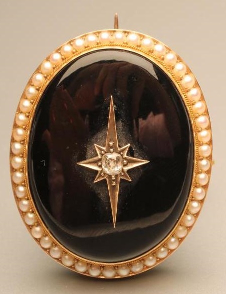A VICTORIAN MOURNING BROOCH Image