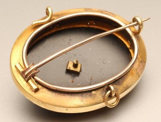 A VICTORIAN MOURNING BROOCH Image