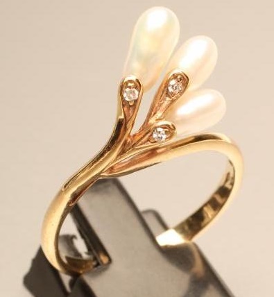 A MODERN FRESHWATER PEARL DRESS RING Image