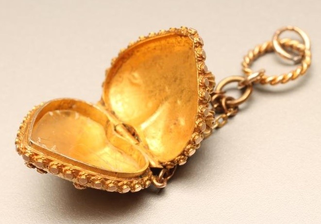 A REGENCY "REGARD" LOCKET Image
